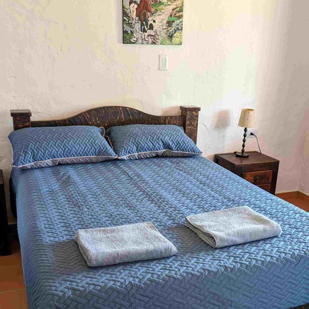 Cama doble en dormitorio